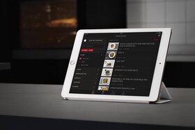 Kuchař používá aplikaci Moje AEG na svém tabletu