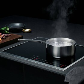 Pánve na indukční varné desce AEG