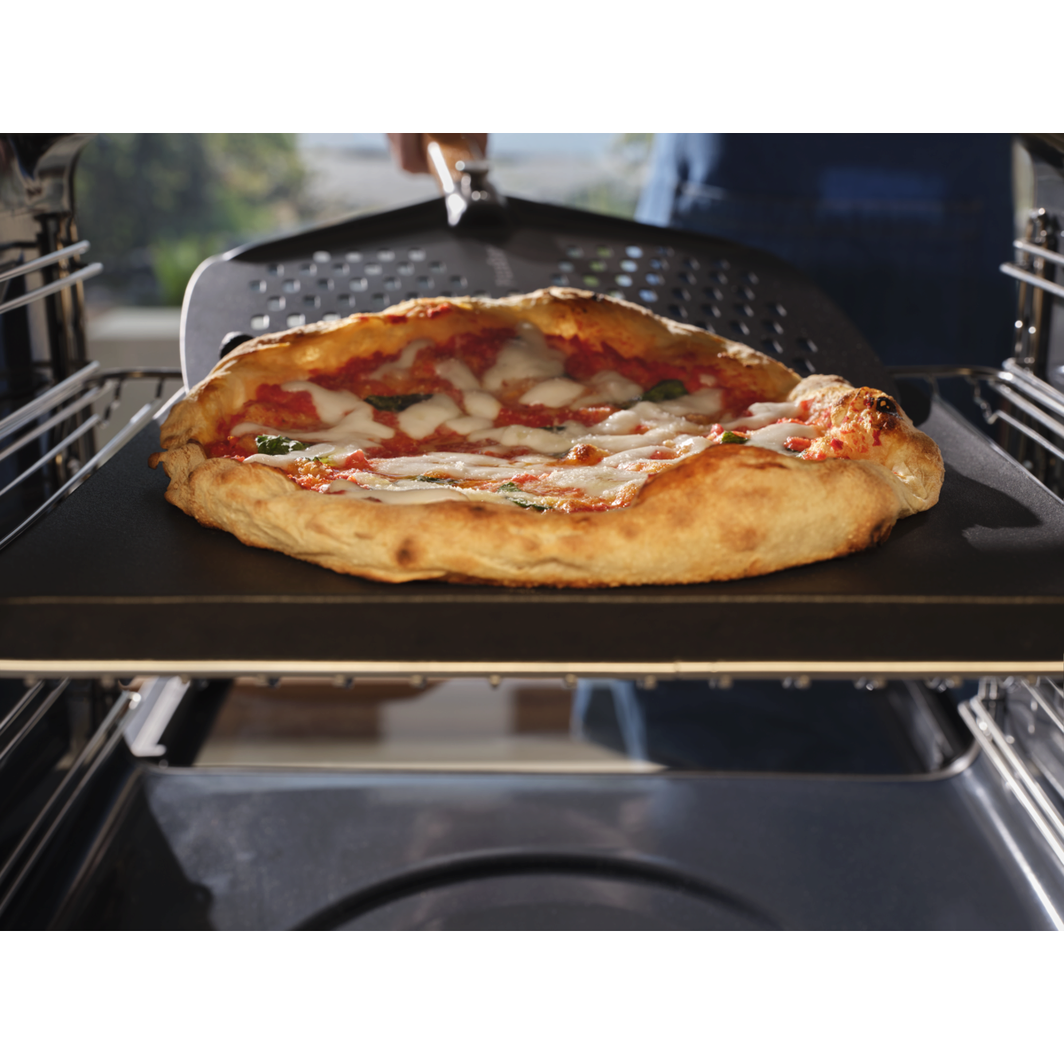 Nejen na pizzu: Litinový tál se hodí i na pečení chleba nebo sušenek