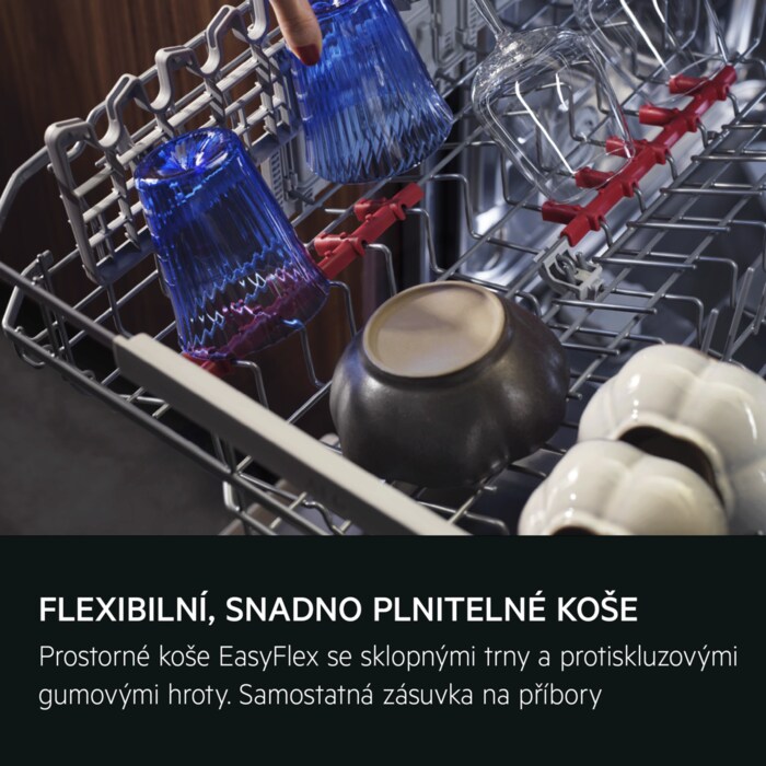 FLEXIBILNÍ, SNADNO PLNITELNÉ KOŠE Prostorné koše EasyFlex se sklopnými řadami, protiskluzové gumové hroty a zásuvka na příbory.