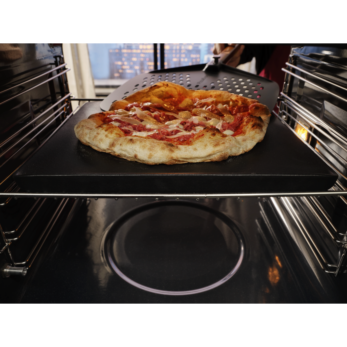 Nejen na pizzu: Litinový tál se hodí i na pečení chleba nebo sušenek