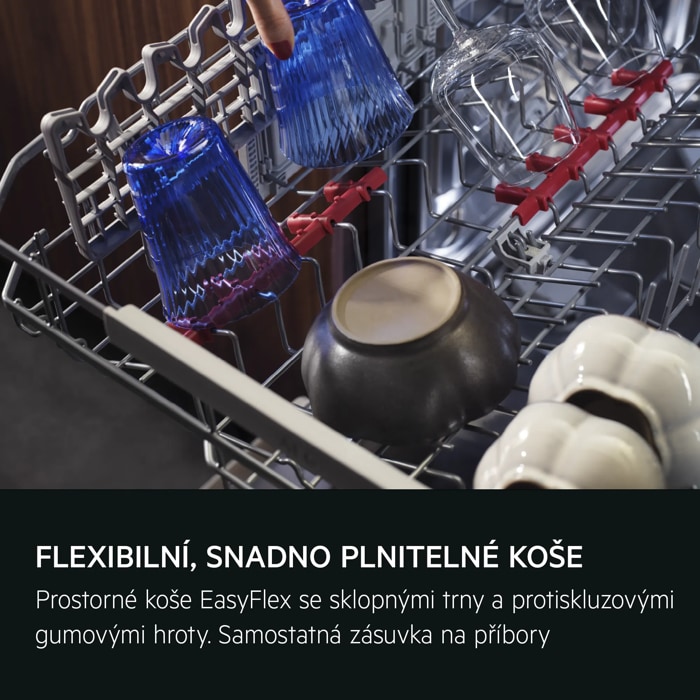 FLEXIBILNÍ, SNADNO PLNITELNÉ KOŠE Prostorné koše EasyFlex se sklopnými řadami, protiskluzové gumové hroty a zásuvka na příbory.