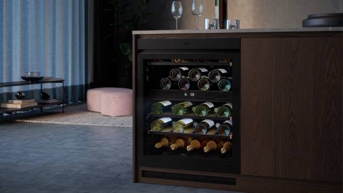 Vinotéka umístěná pod kuchyňskou linkou