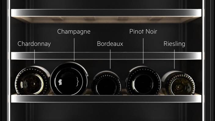 Police s různými lahvemi