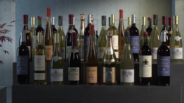 Lahve vína na kuchyňské lince