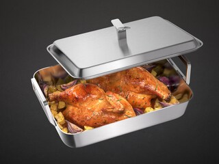 Kuře a zelenina se vaří v restovacím hrnci