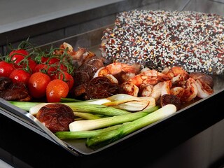 Ryba se zeleninou se smaží na grilu Teppanyaki