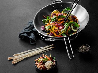 Asijské jídlo v pánvi Wok Fusion