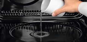 Nalévání vody do multifunkční parní trouby SteamBake