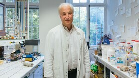 Hervé This hrdě pózuje ve své laboratoři