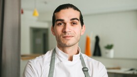 Jozef Youssef stojí v kuchyni své restaurace