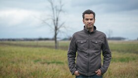 Mark Schatzker v travnatém poli