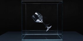 Křišťálově čistá sklenice na víno ponořená do krychle