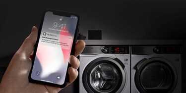 Osoba s otevřenou aplikací MyAEG na mobilu