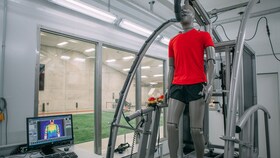 Laboratoř firmy Adidas pro vývoj chytrého oblečení s manekýnkou
