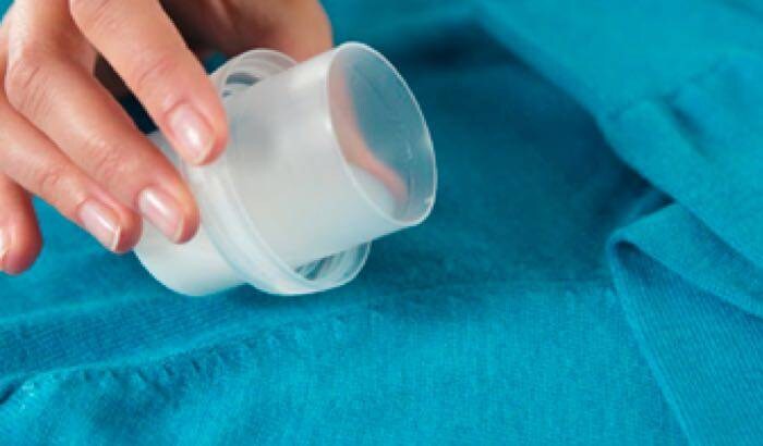 nalít čisticí prostředek na oděv