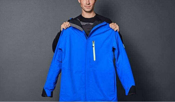 muž drří modrý kabát