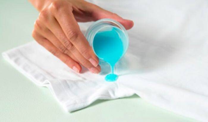 nalít čisticí prostředek na oděv