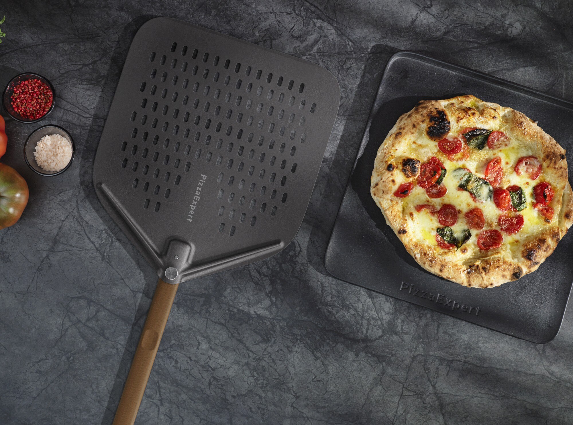 Pohled shora na pizza lopatu vedle pizzy.