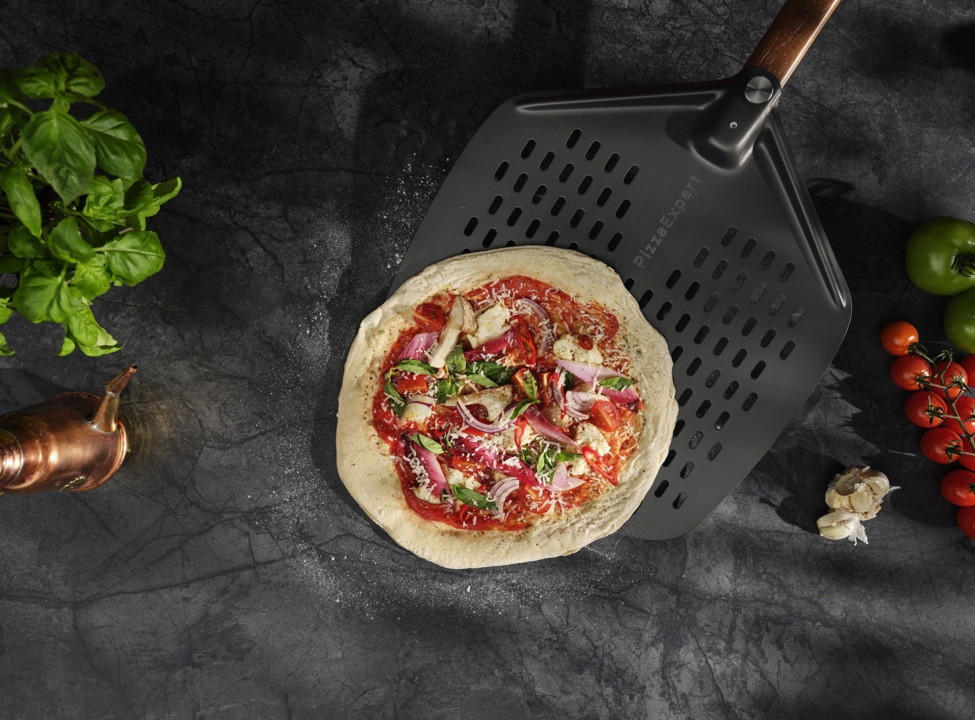 Zvedání pizzy pomocí pizza lopaty.